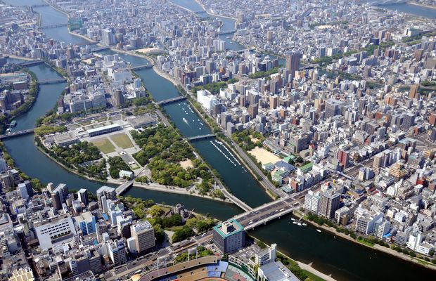 室内と入居者のイメージ写真