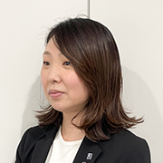 女性社員4